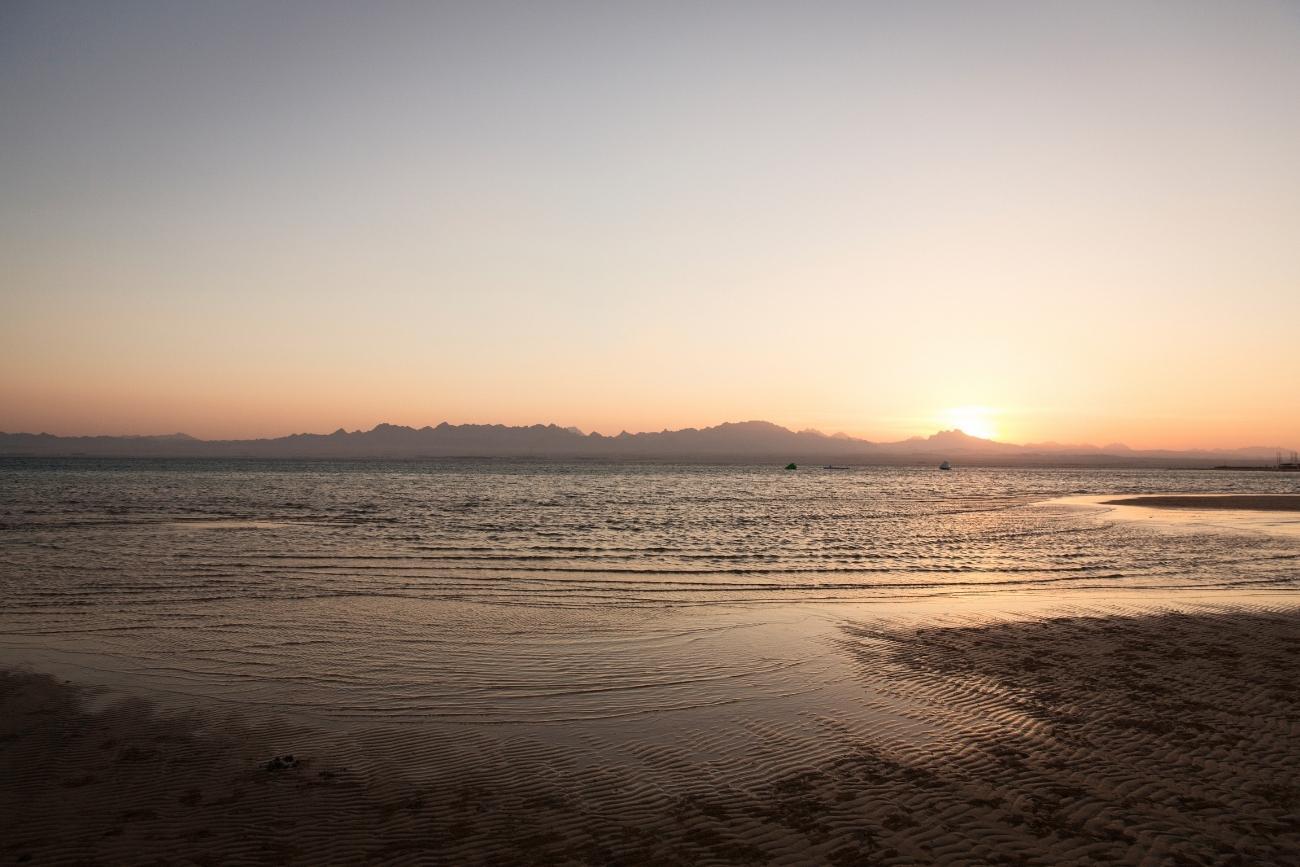 Strand am Hotel bei Sonnuntergang