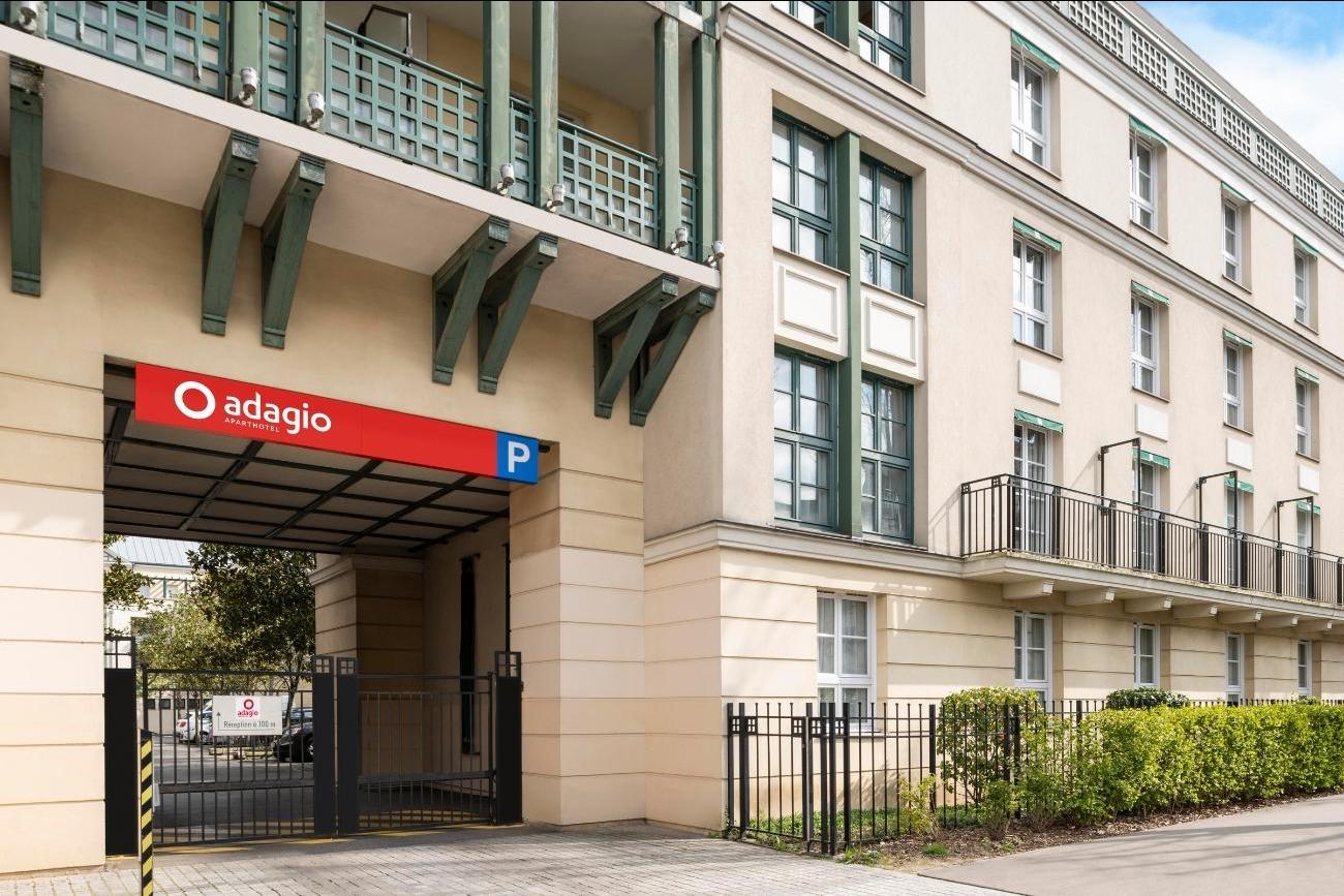 Ingang parkeergarage Adagio Aparthotel