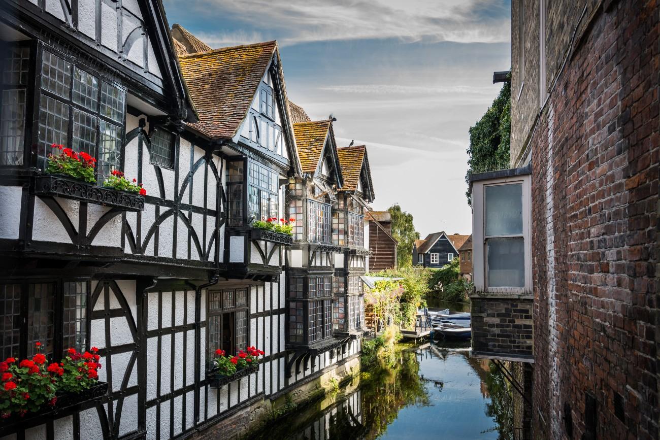 Cantebury stad met prachtige huizen aan het water