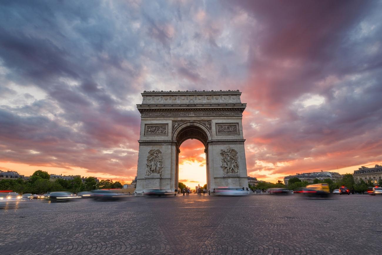 Arc de Triomphe met zonsondergang