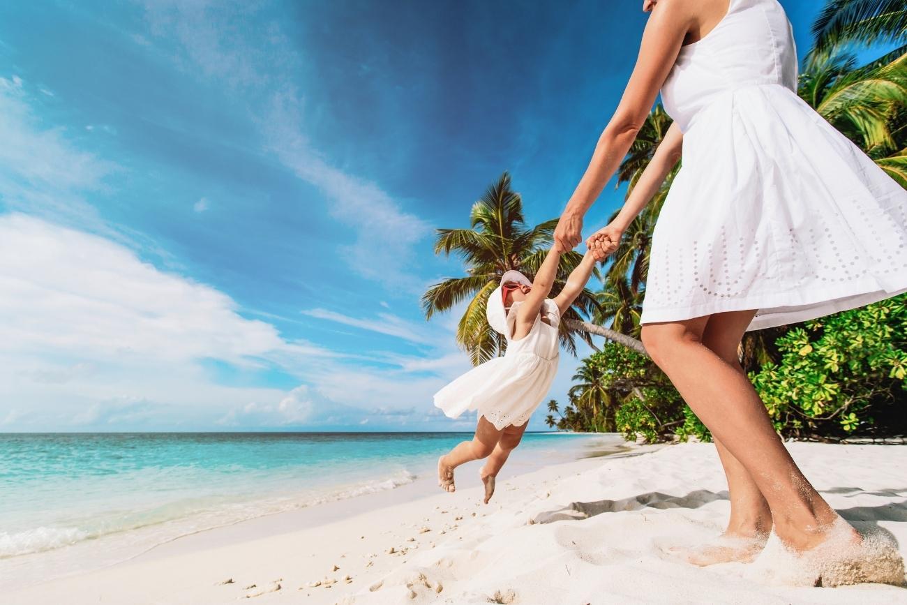 Mutter und Kind am Strand