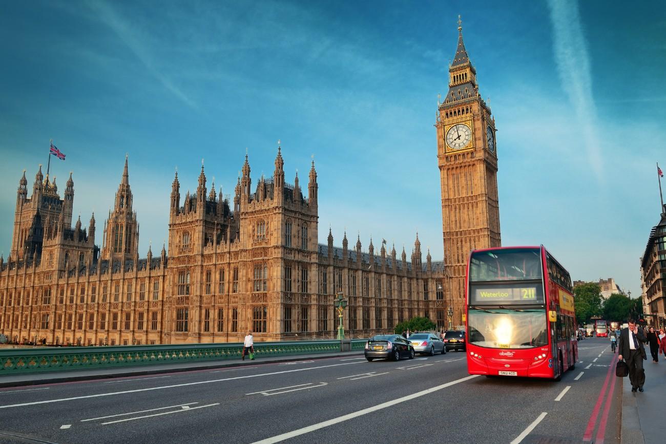 Big Ben Londen met typische Engelse bus