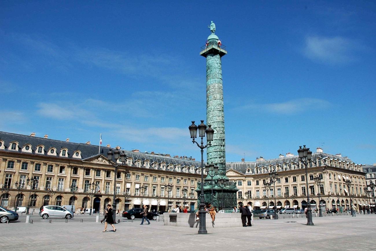 Plein met blauwe toren in Parijs