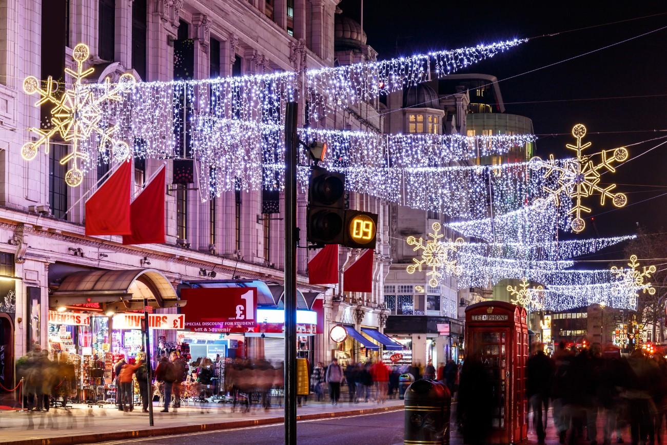 Londen in Kerstsferen met bijzonde versiering en rode telefooncel