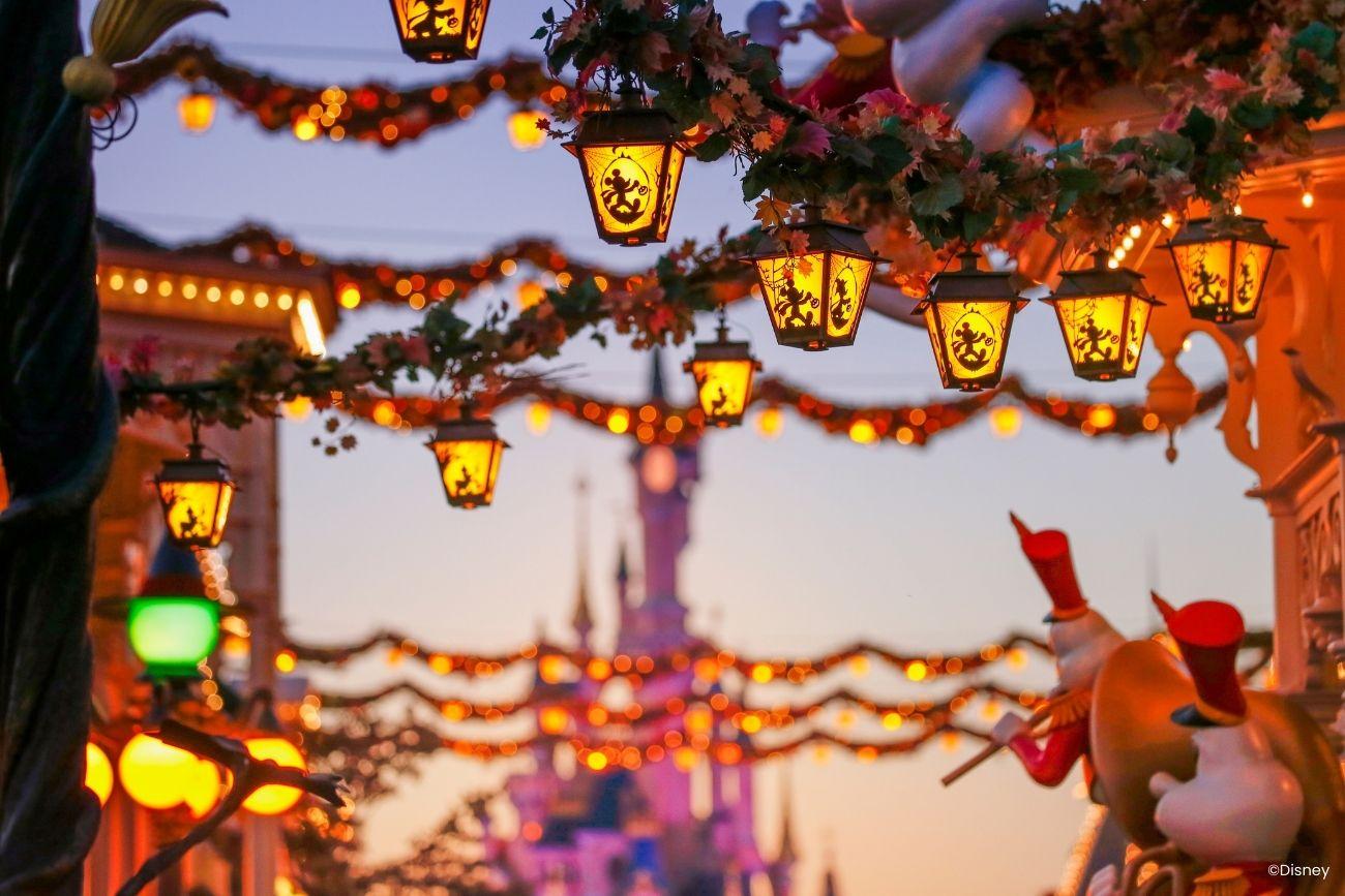 Main Street U.S.A. in het Disneyland Park sfeervol versierd voor Halloween