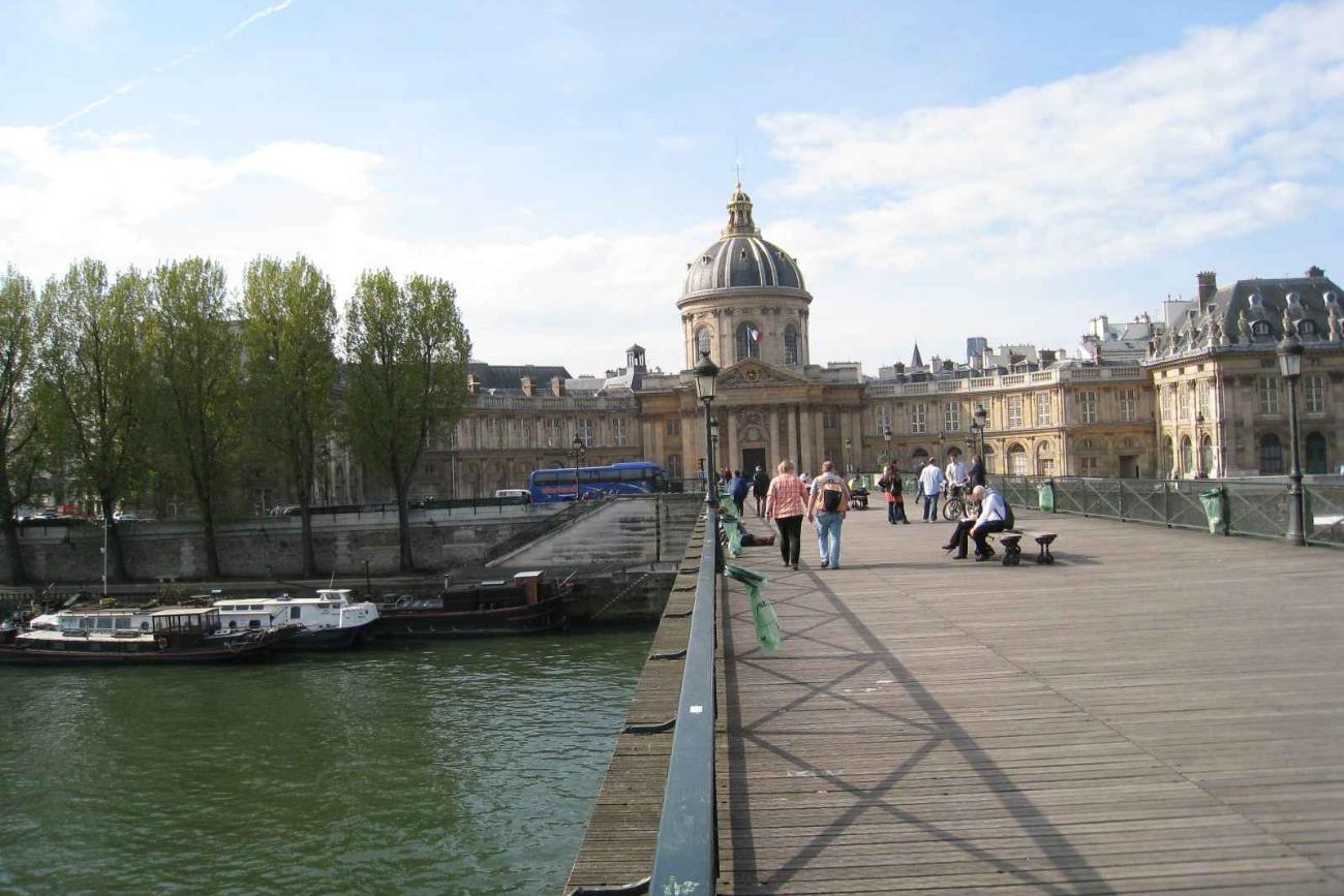 Loopbrug over de Seine in Parijs