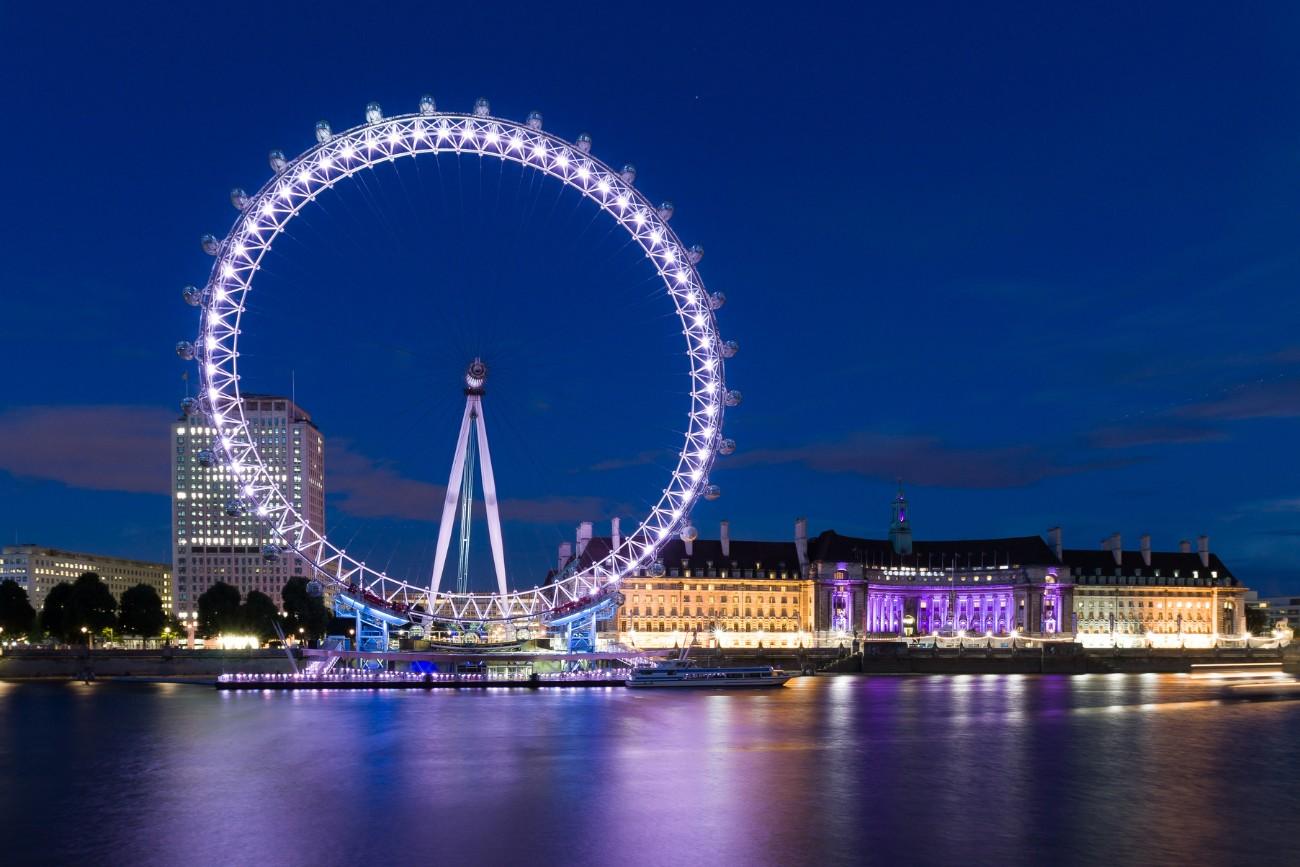 Londen Eye paarse verlichting in de avond