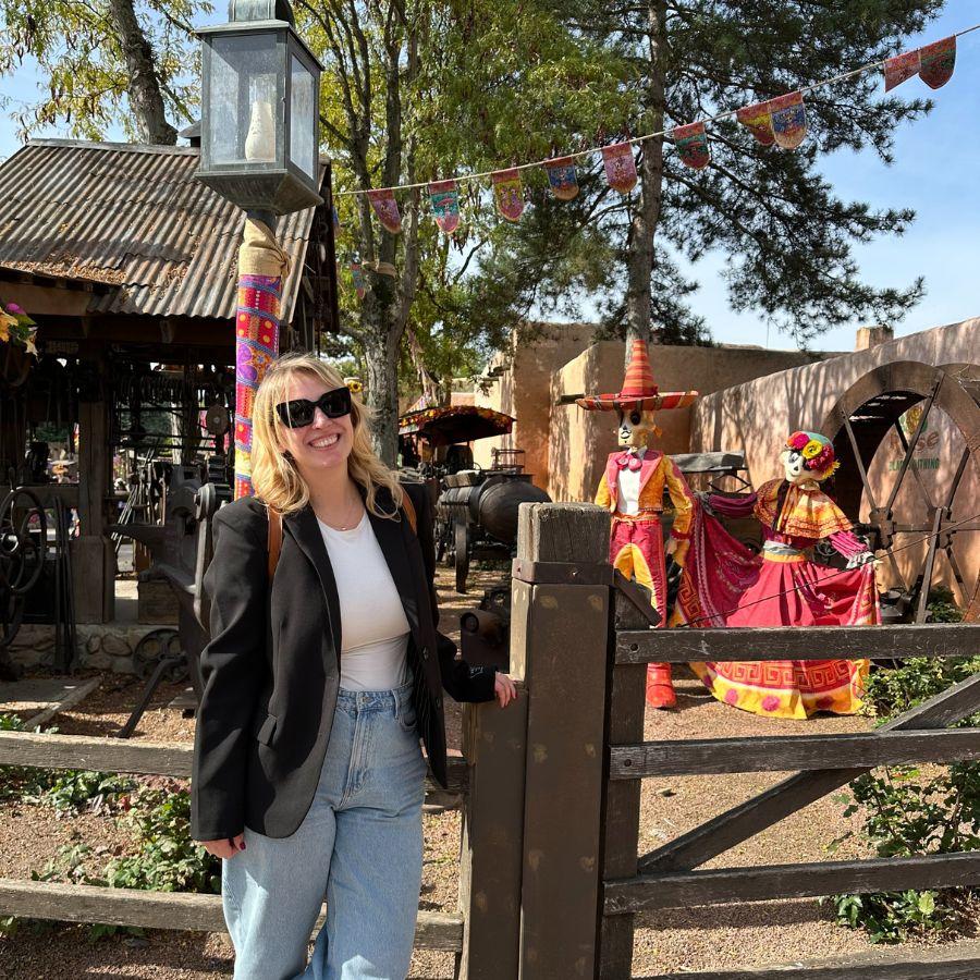 Charlotte bij de kleurrijke halloween versiering in het Disneyland Park