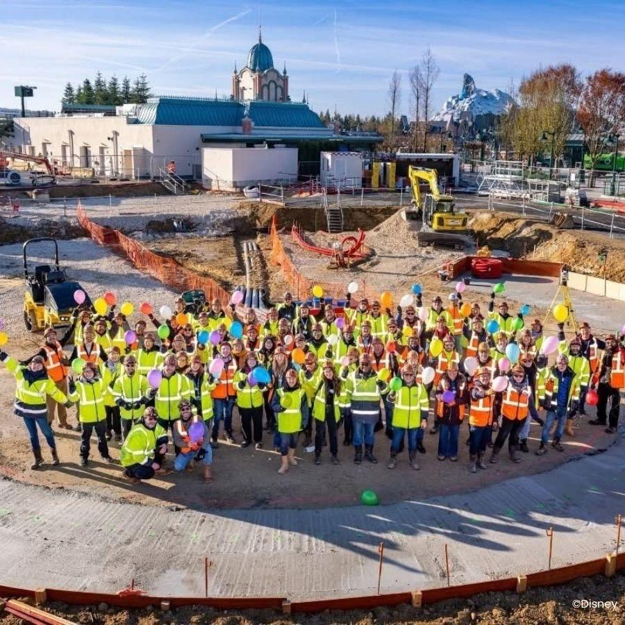 Mensen op de bouwplaats van de nieuwe UP attractie Wilderness Explorers Sky Swing
