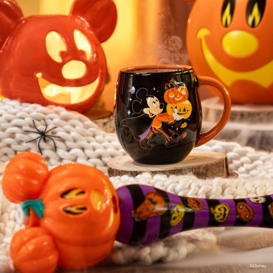 Disney Halloween merchandise met oranje pompoenen in de vorm van Mickey Mouse