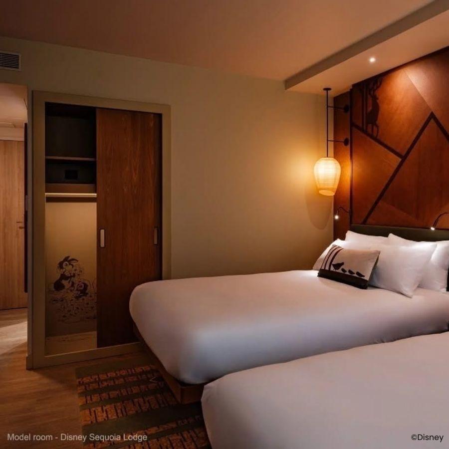 Kamer met 2 opgemaakte 2-persoonsbedden in een kamer met bambi thema Sequoia Lodge