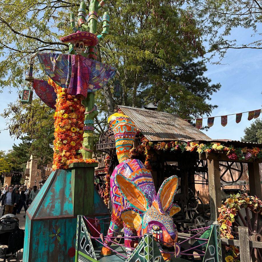Kleurrijke decoratie van de film Coco in Frontierland in het Disneyland Park