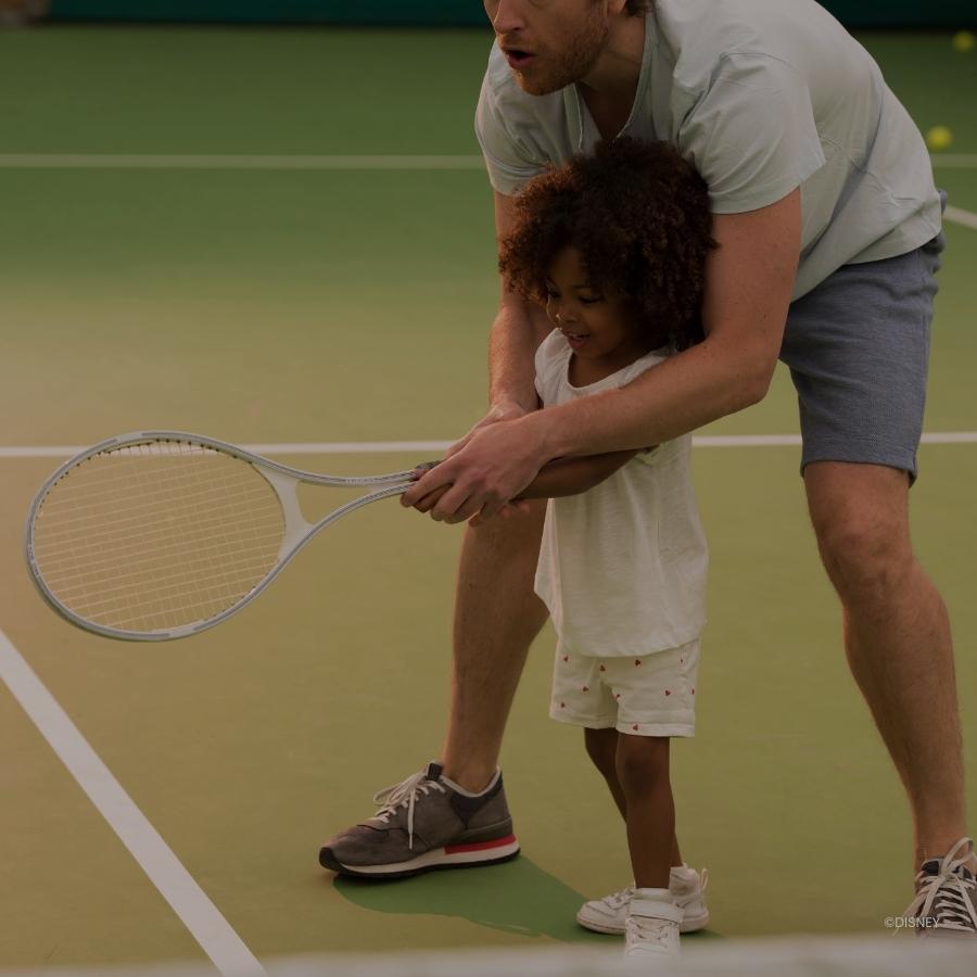 Tennisbaan met vader en dochter