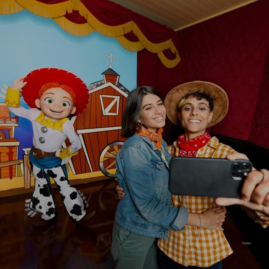 Disney Figuren ontmoeten Toy Story Hotel Cheyenne