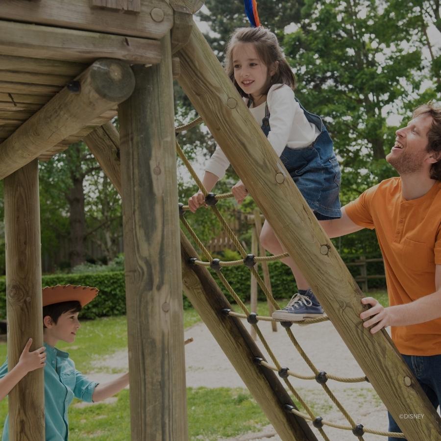 Buitenspeeltuin Davy Crockett klimrek met 2 kinderen en vader