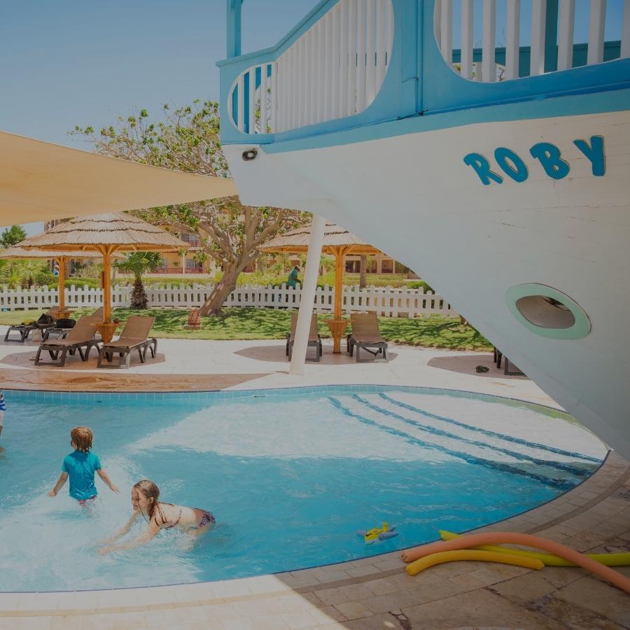 Kinderpool  mit Spielschiff Roby