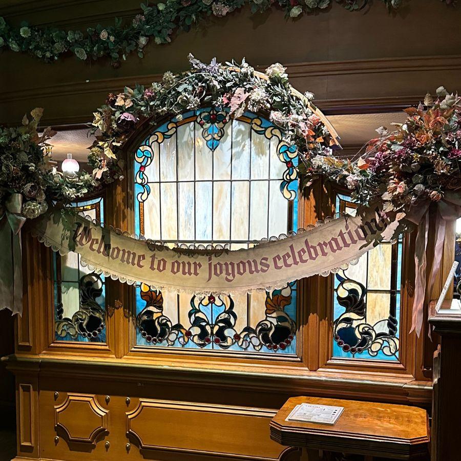 Sfeervolle Halloweenversiering in de stijl van Phantom Manor bij The Unlucky Nugget Saloon, Disneyland Parijs