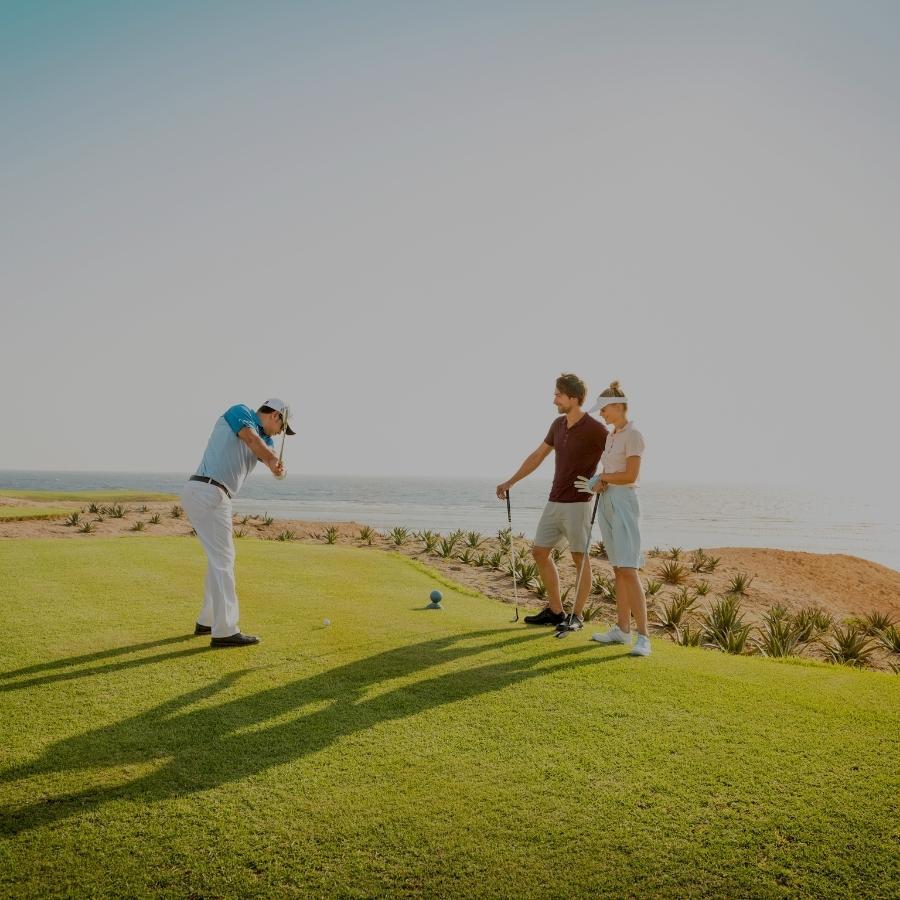 Ein Paar, dass zusammen Golf spielt