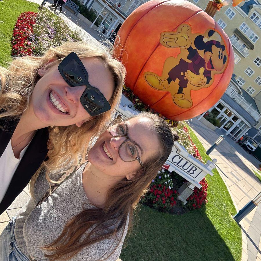 Charlotte en Stephanie voor Halloween Pompoen met Mickey Mouse 