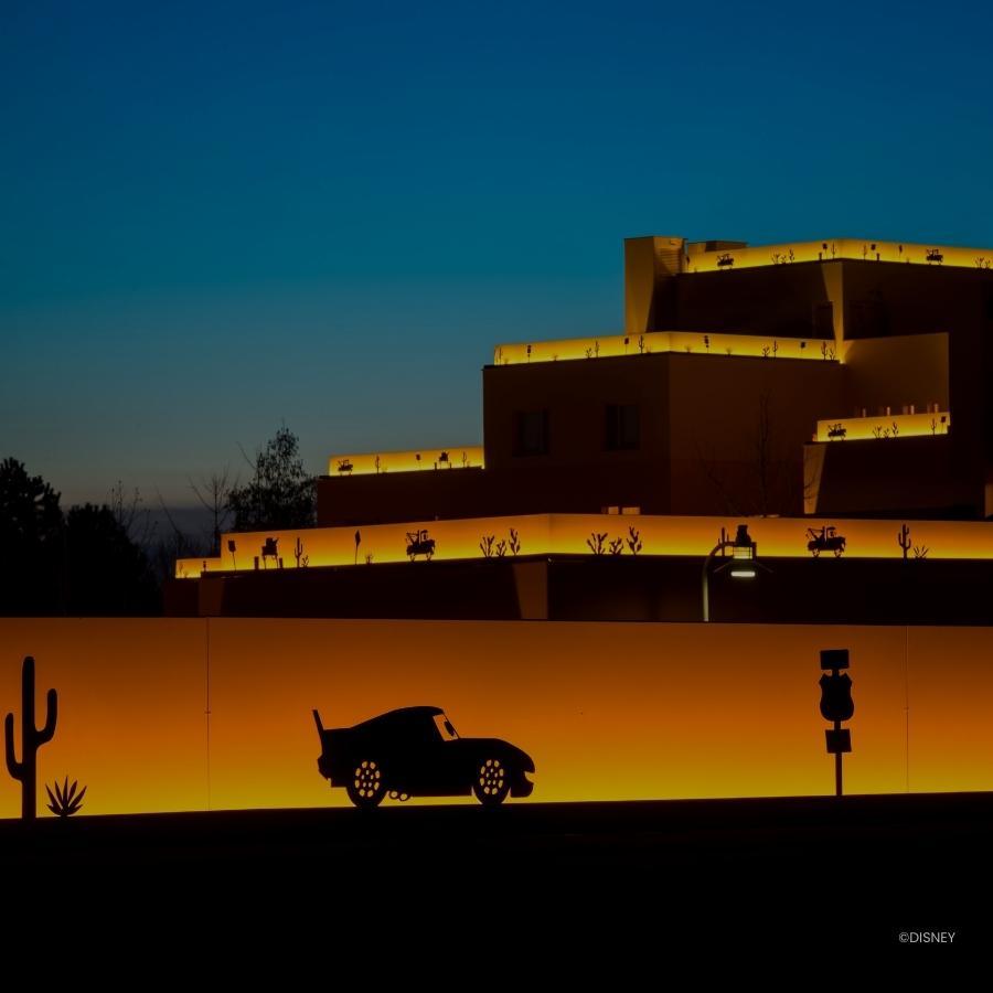 Buitenkant Hotel Santa Fe lichtgevend gebouw met cars auto