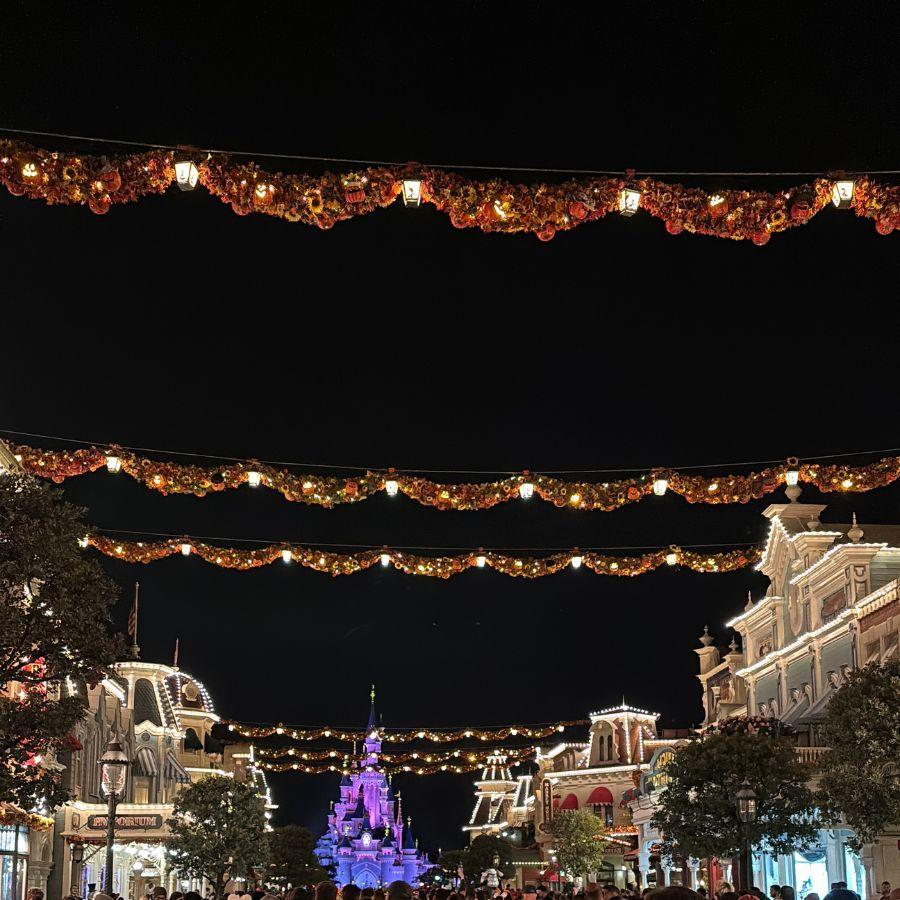 Halloween versiering in Main Steet USA met uitzicht op het Kasteel van Doornroosje