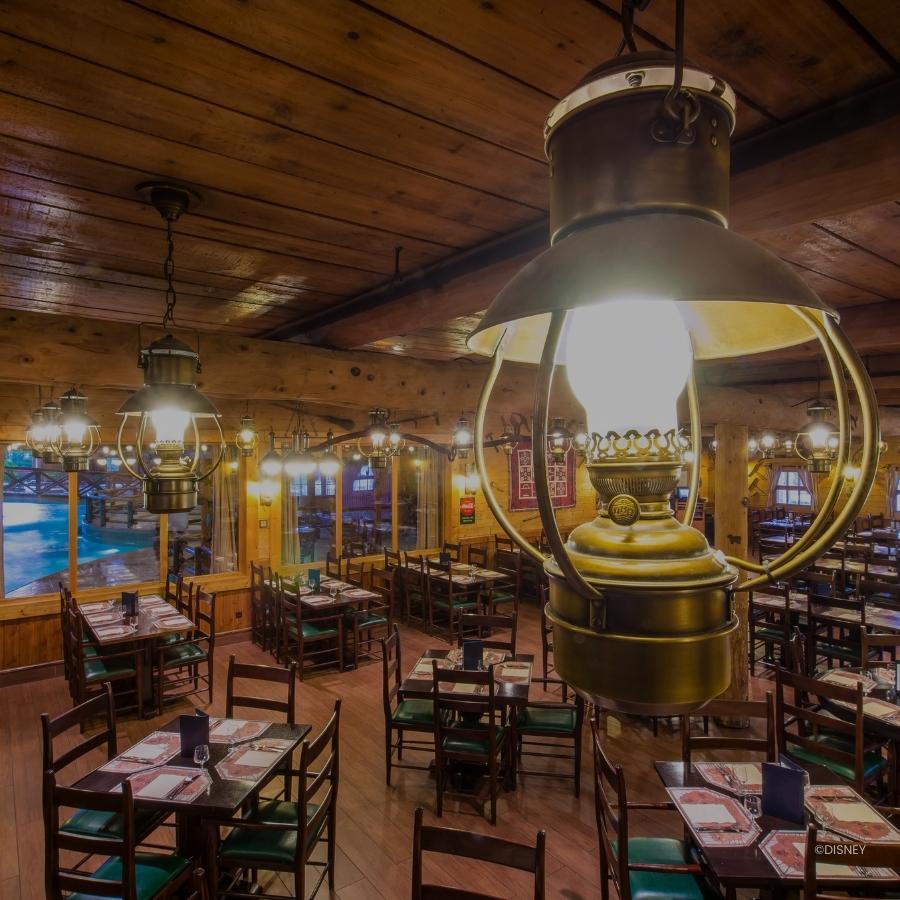 Davy Crockett's Tavern stoelen en gedekte tafels met lampen