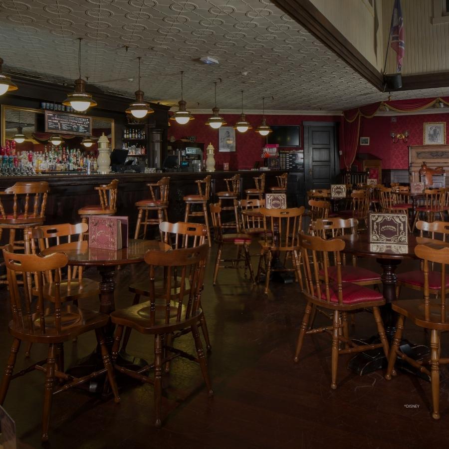 Red Garter Saloon cafe met stoelen