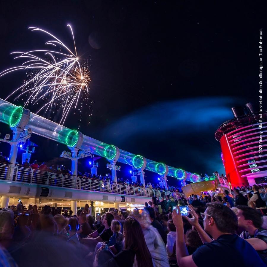 Vuurwerkshow aan boord Disney Fantasy